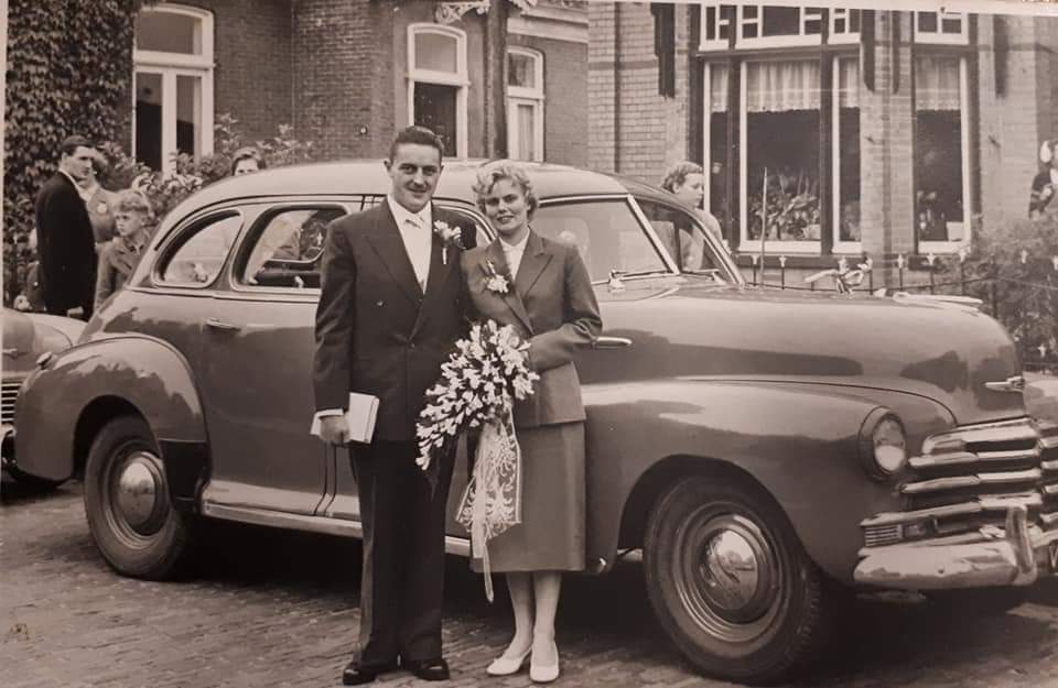 en na bijna 64 jaar laat hij zijn meisie los